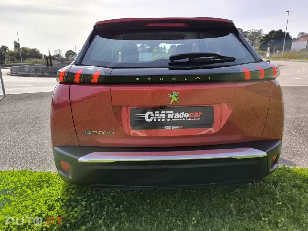 Peugeot E-2008 50 kWh Allure Pack