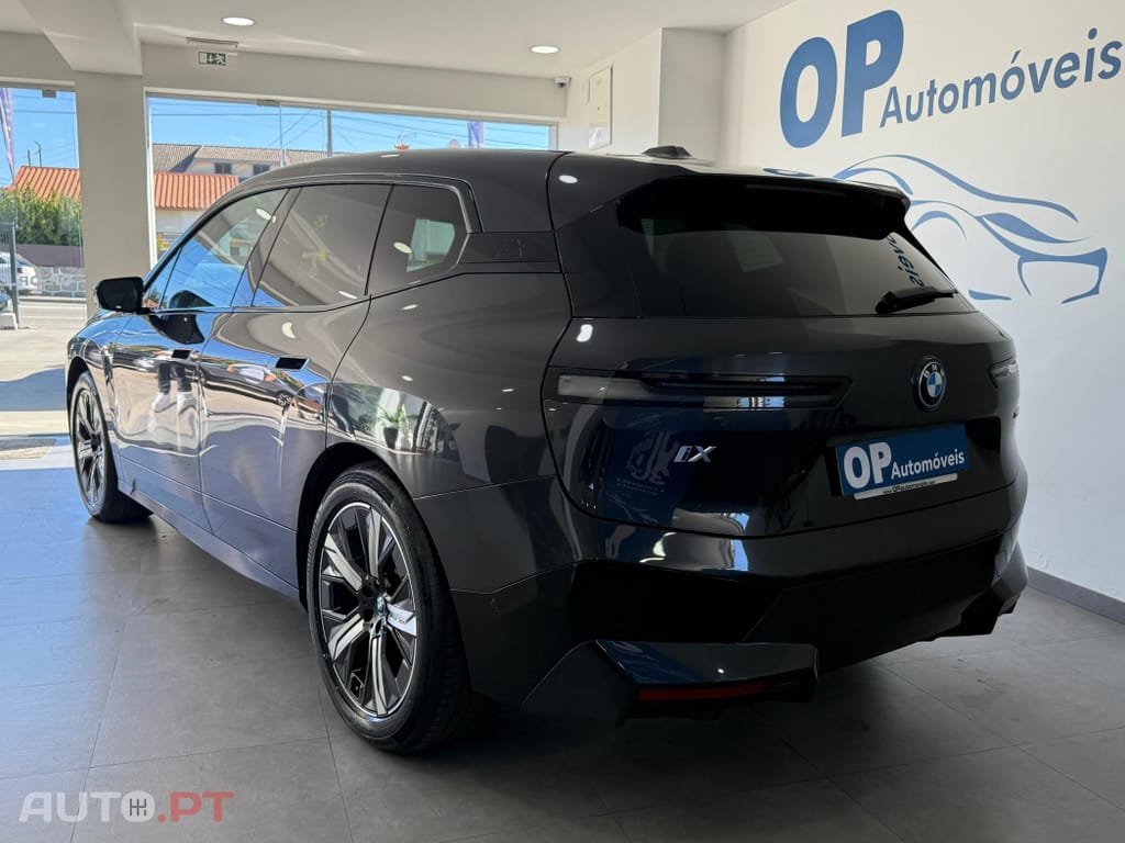 BMW iX xDrive 40 Pack Desportivo