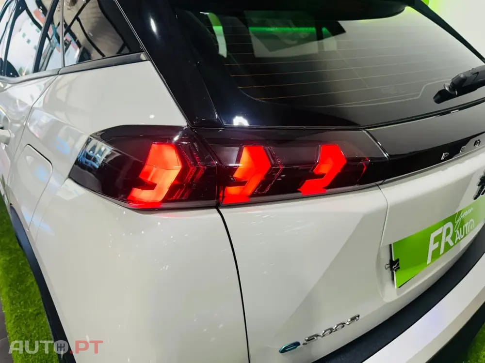 Peugeot E-2008 50 kWh Active Pack