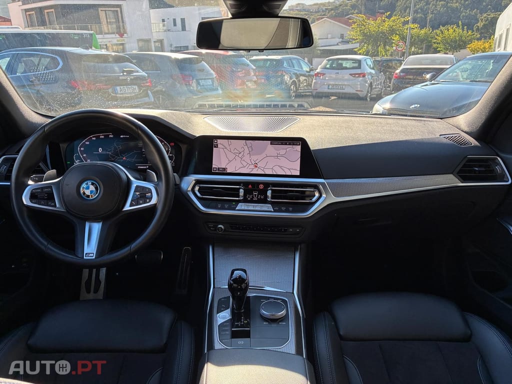 BMW 330 e Touring Pack M Auto — fotografia 18