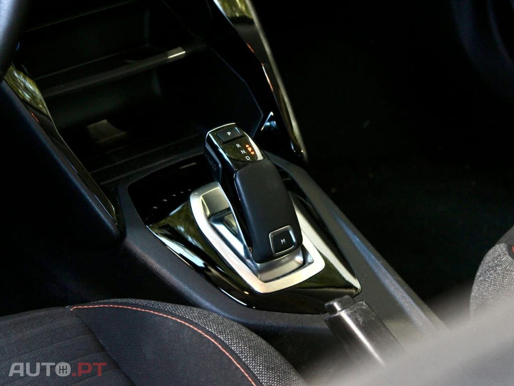Peugeot 2008 1.2 PureTech Active EAT8