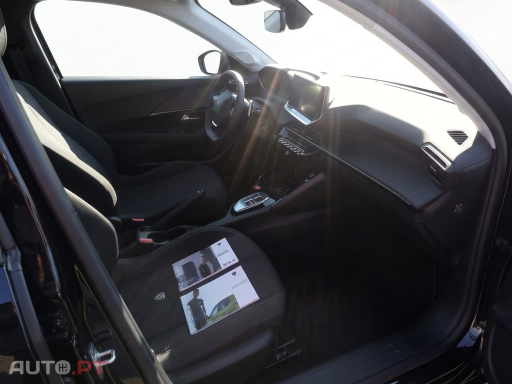 Peugeot 2008 1.2 Hybrid e-DCS6 Style