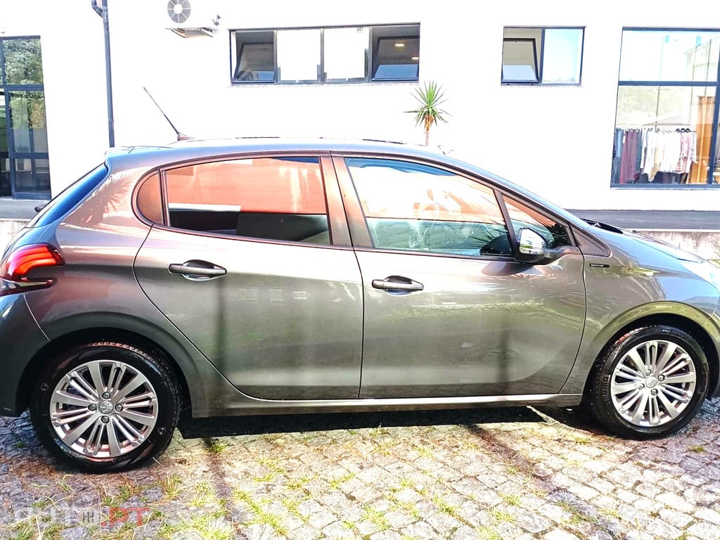 Peugeot 208 1.2 PureTech Signature 82 cv–Nacional
