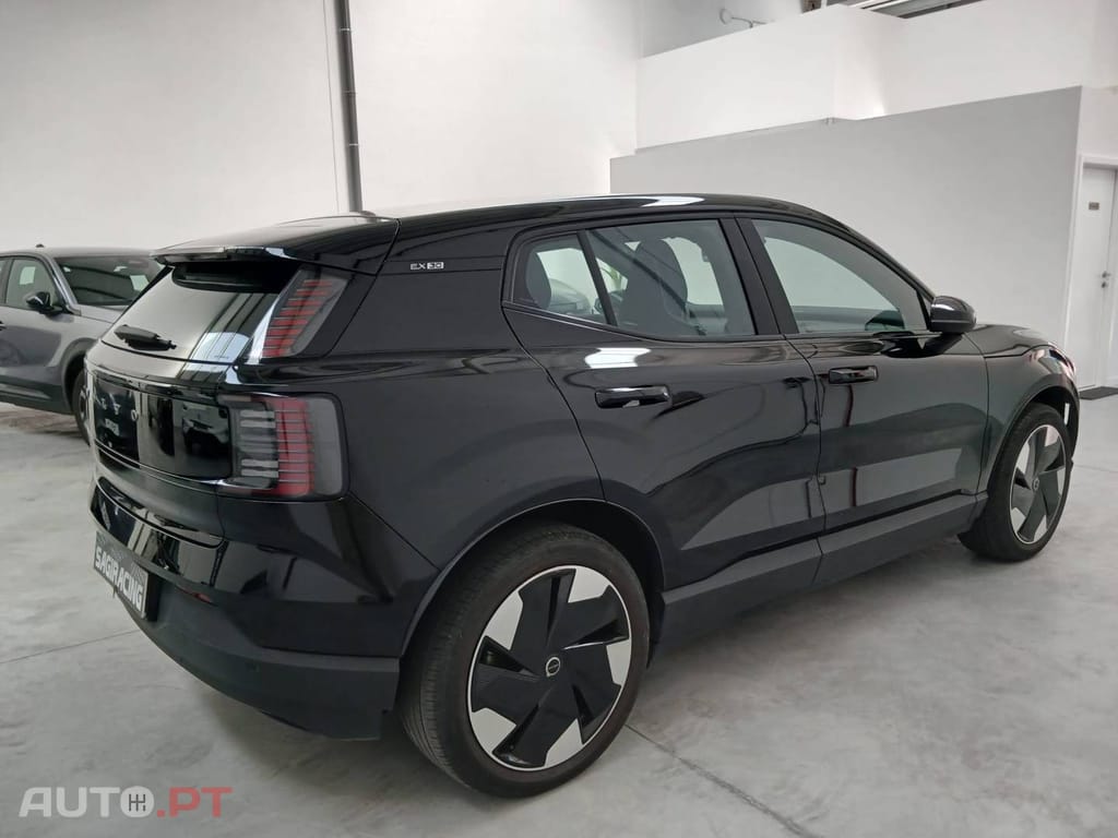 Volvo EX30 69 kWh Single Motor Extended Range Black Edition