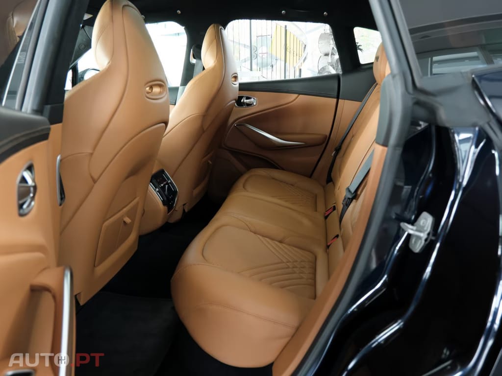 Aston Martin DBX 4.0 V8