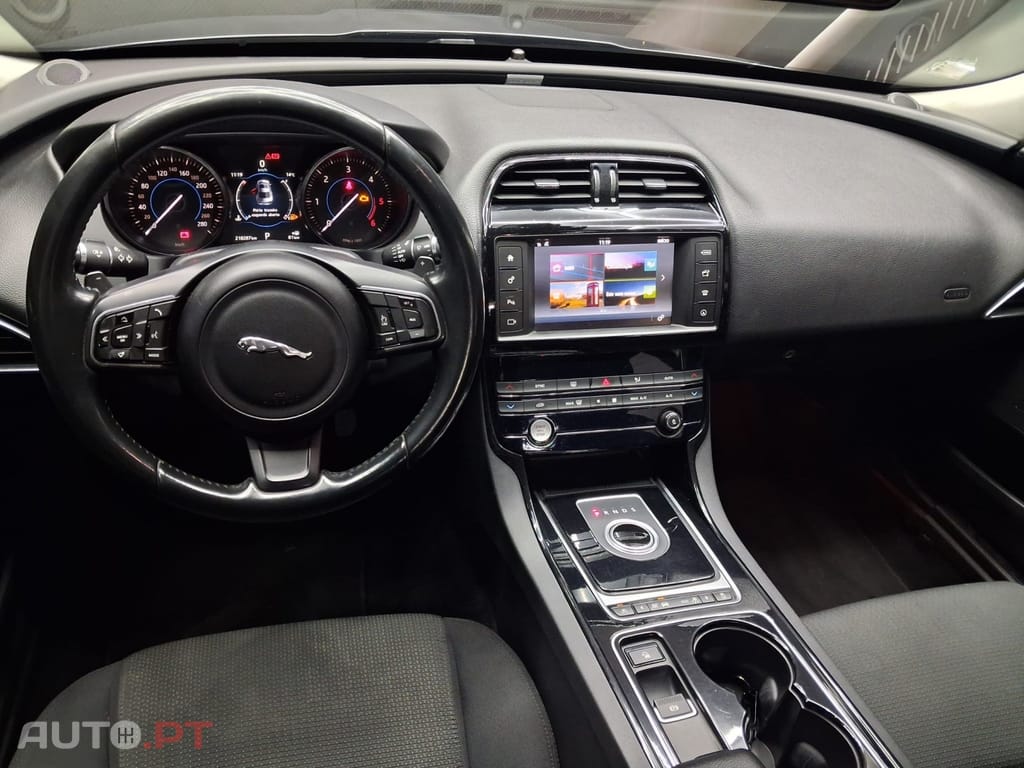 Jaguar XE 2.0 D Prestige Aut. — fotografia 10