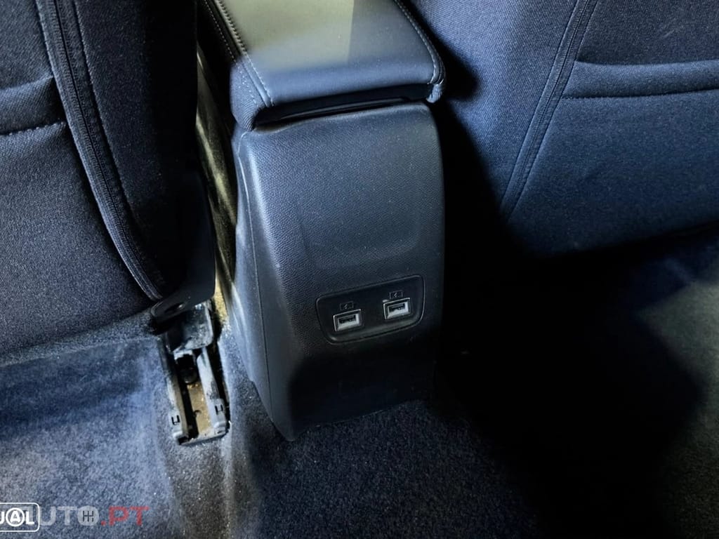 Peugeot E-2008 Active
