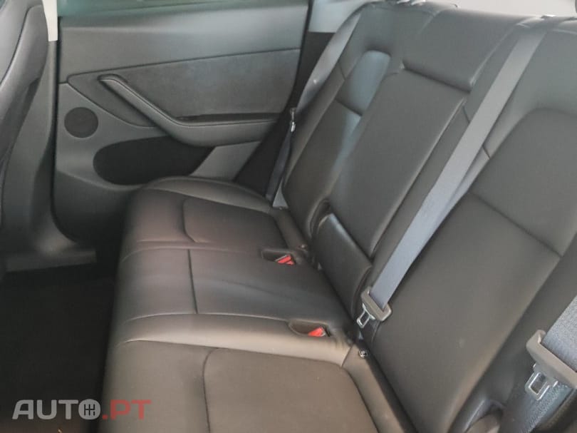Tesla Model Y Long Range Dual Motor AWD — fotografia 8