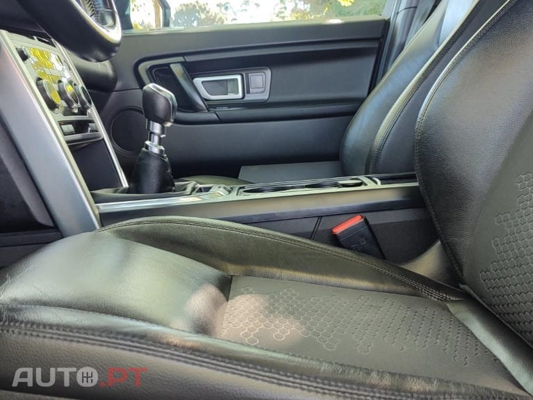 Land Rover Discovery Sport 2.0 eD4 HSE Luxury — fotografia 26