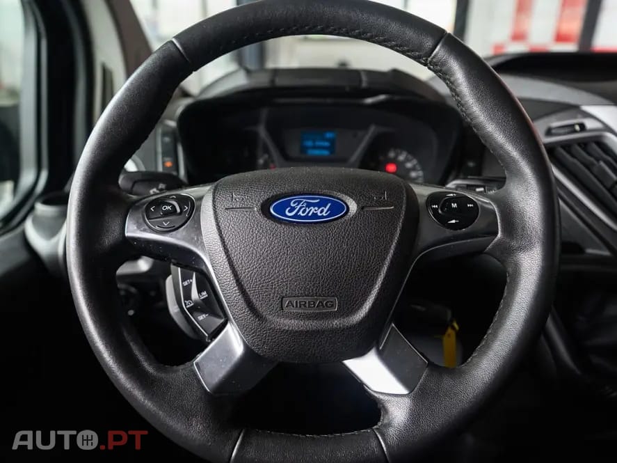 Ford Transit Custom Adaptada p/ 3 cadeiras de rodas