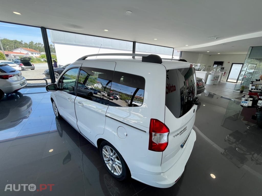 Ford Courier EcoBoost Titanium