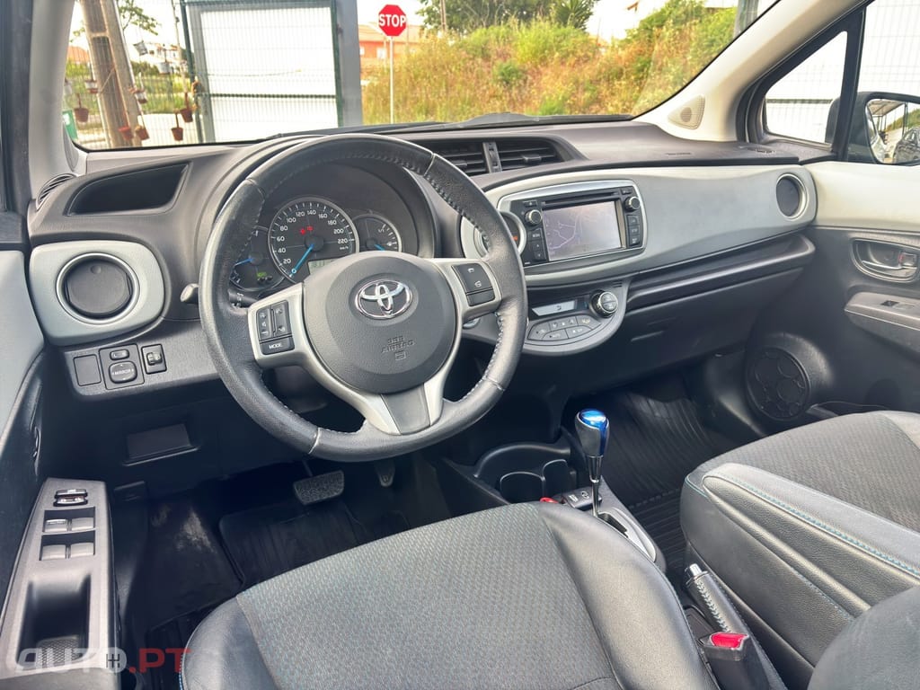 Toyota Yaris 1.5 HSD Square Collec.White