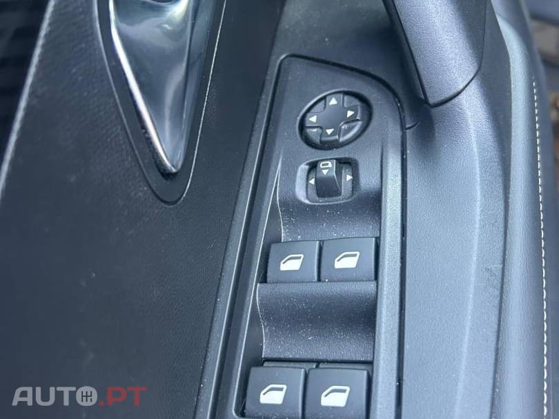 Peugeot 2008 1.2 Hybrid Allure e-DCS6