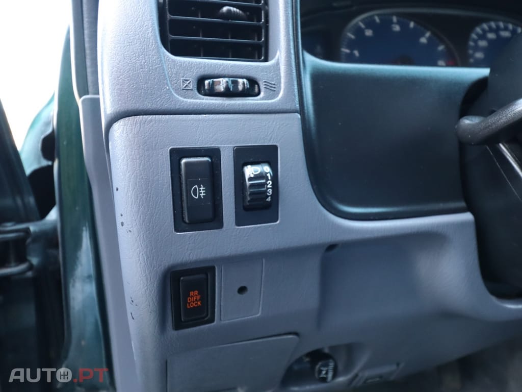 Toyota Hilux 2.4 TD LN165LSR Tracker
