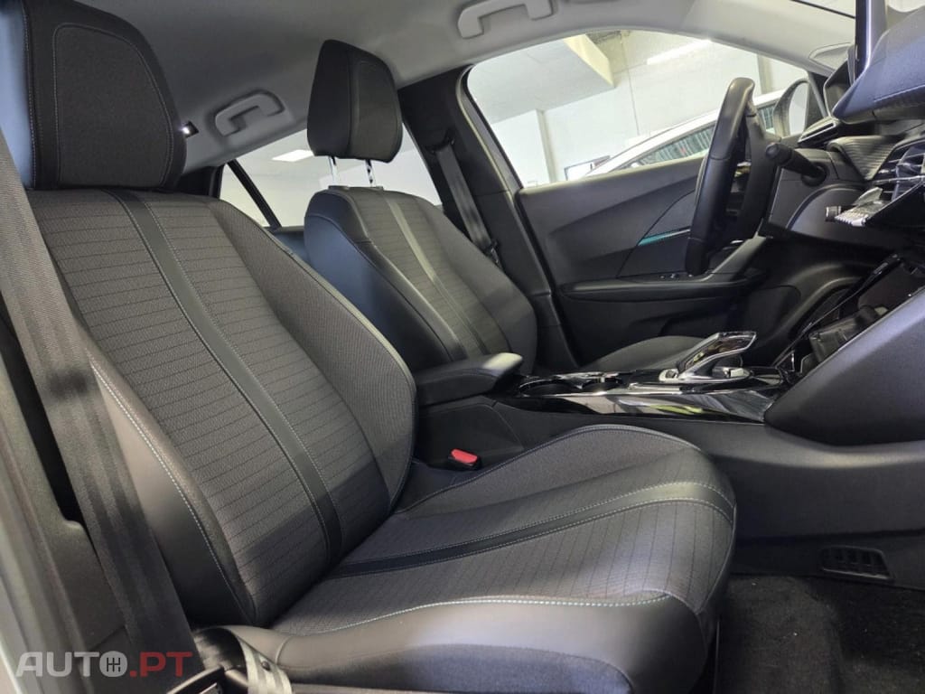 Peugeot E-2008 50 kWh Allure Pack