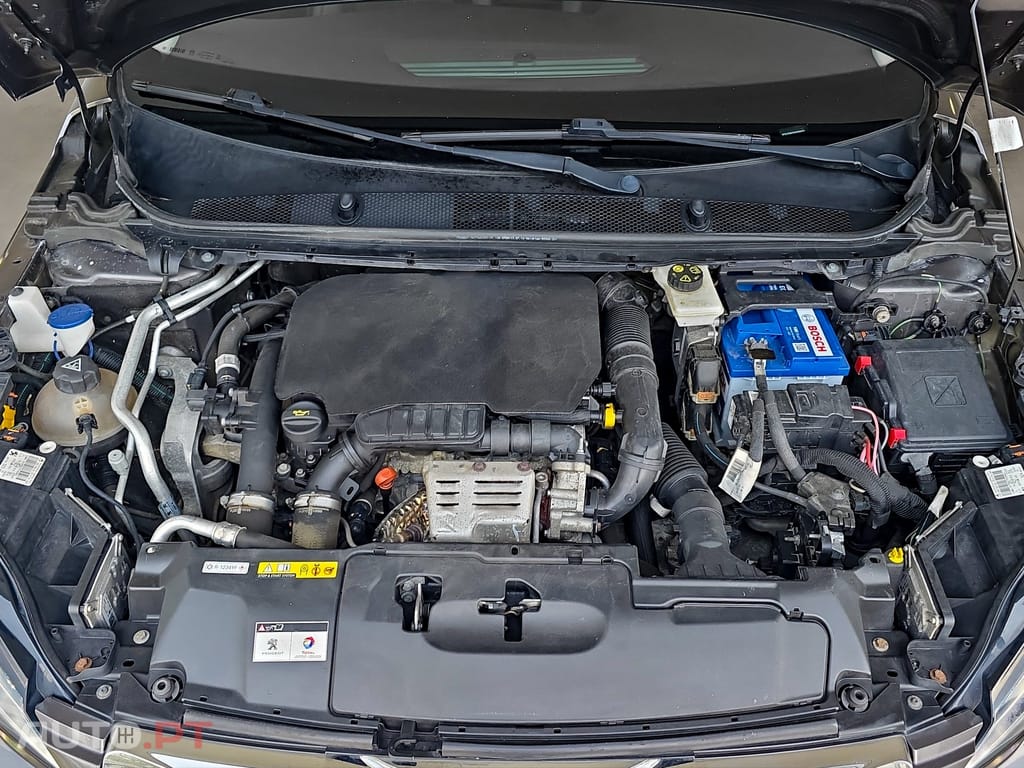 Peugeot 308 1.2 PureTech Allure Faróis Full LED