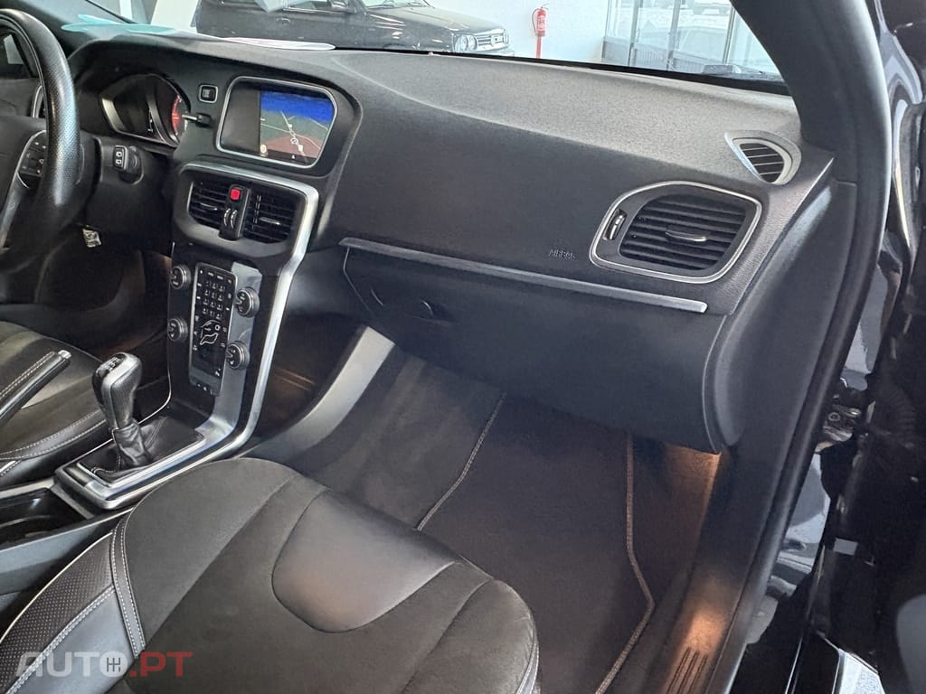 Volvo V40 2.0 D2 R-Design Momentum