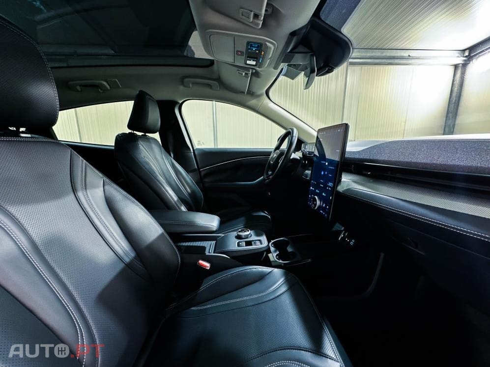 Ford Mustang Mach-E 75.7 kWh Base