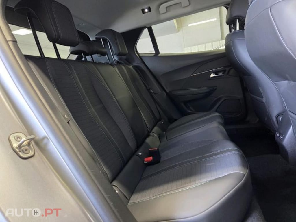Peugeot E-2008 50 kWh Allure Pack