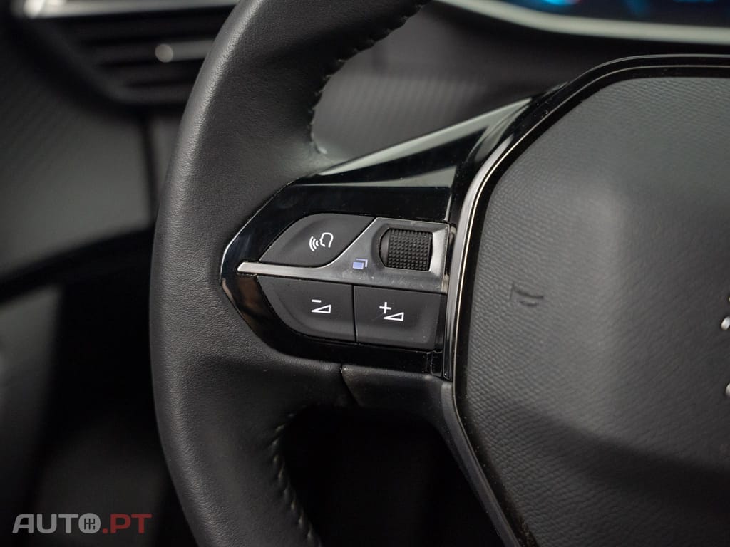 Peugeot E-2008 50 kWh Allure Pack