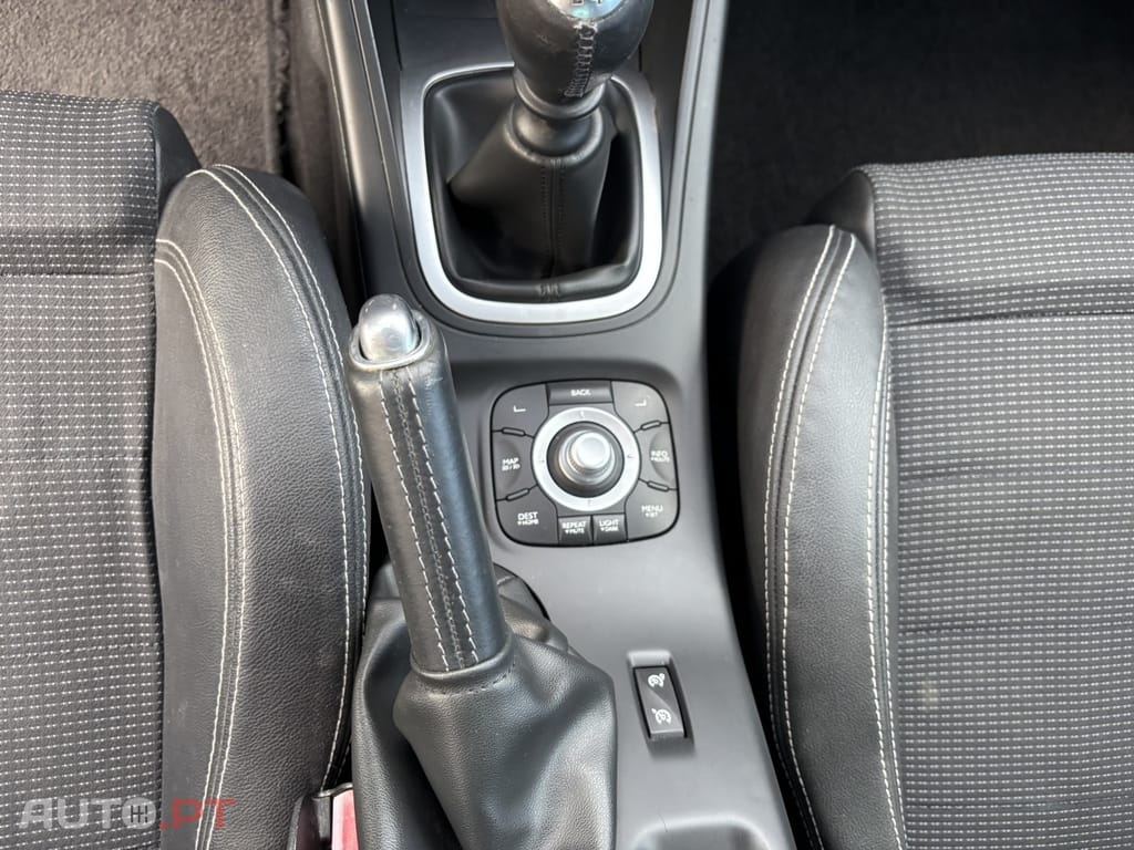Renault Mégane Coupe 1.5 dCi Dynamique S — fotografia 9
