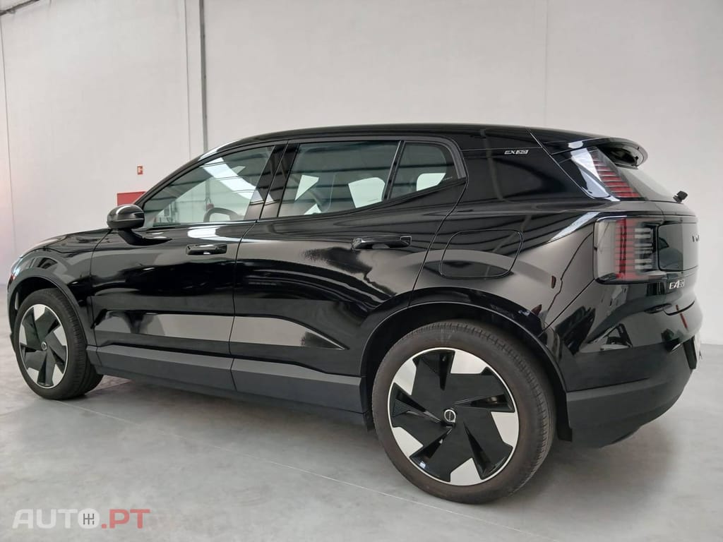 Volvo EX30 69 kWh Single Motor Extended Range Black Edition