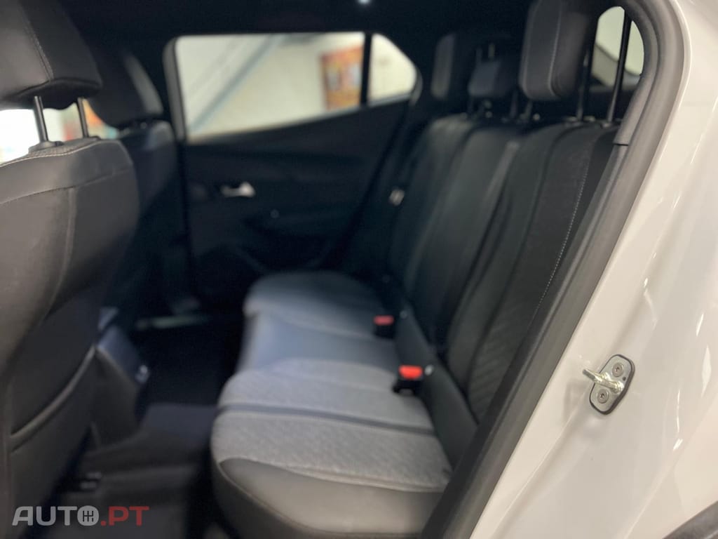 Peugeot 2008 1.2 Hybrid Allure e-DCS6