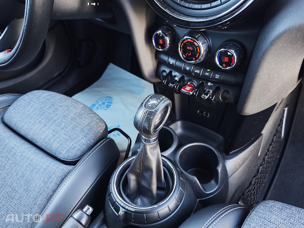 MINI Cooper D AUTO 5 Portas