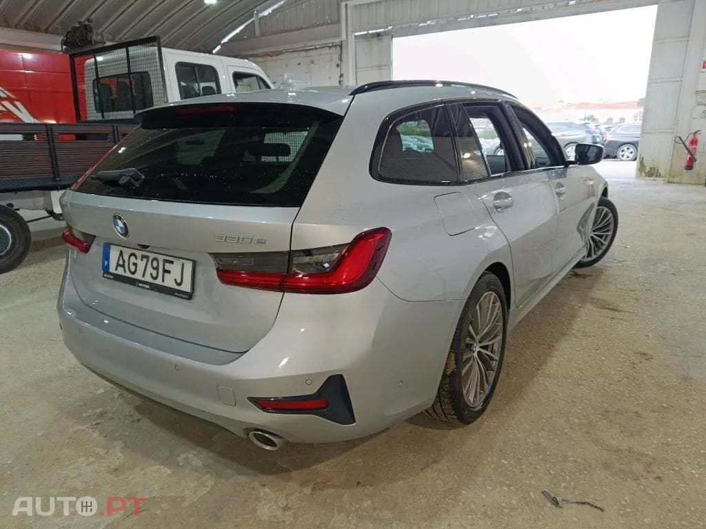 BMW 330 e Touring Auto