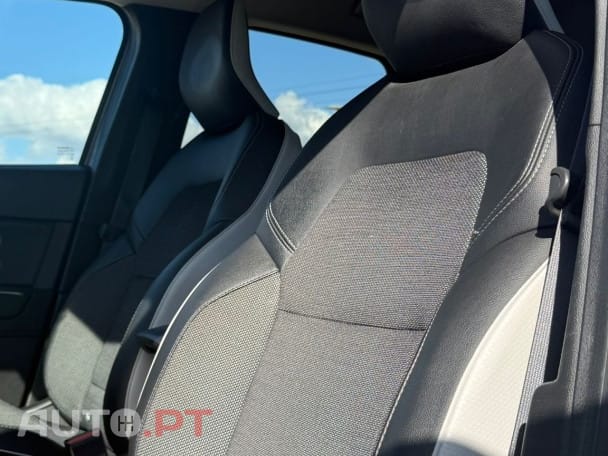 Renault Captur 1.6 E-Tech Intens