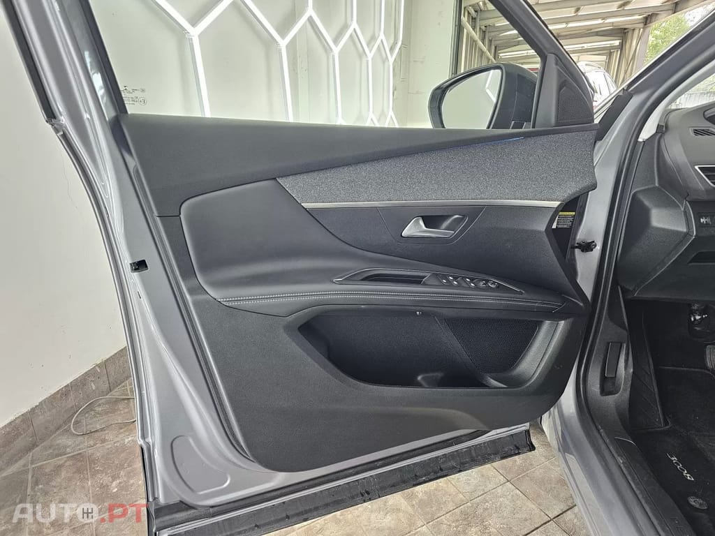 Peugeot 3008 1.6 Hybrid Allure e-EAT8