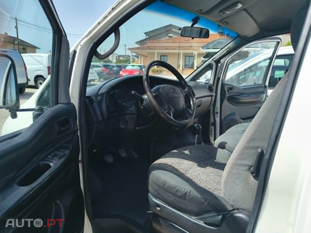 Hyundai H-1 Starex caixa aberta com rodado duplo