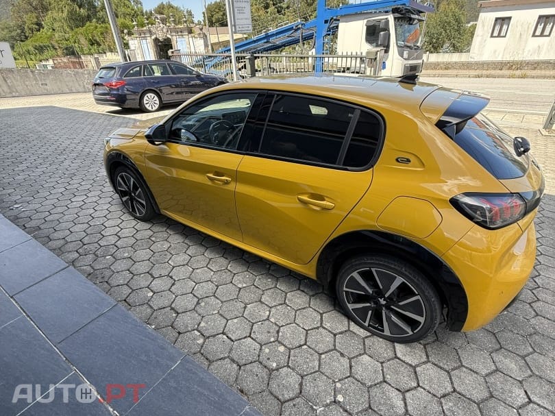 Peugeot E-208 GT