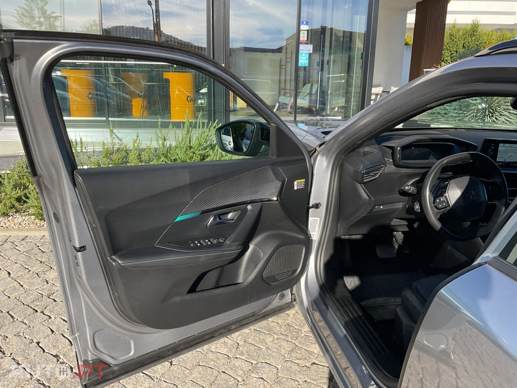 Peugeot E-2008 50 kWh Allure Pack