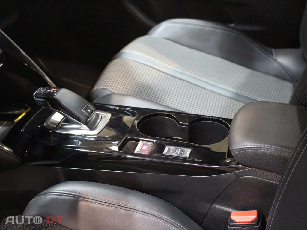 Peugeot 2008 1.2 PureTech GT EAT8