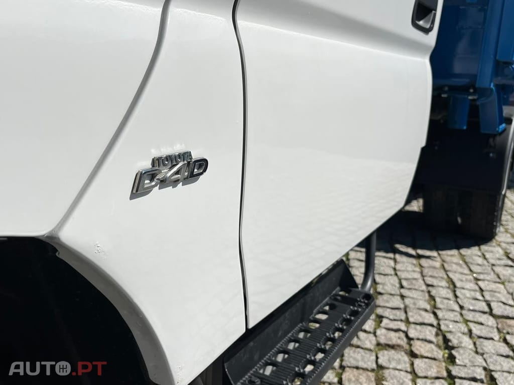 Toyota Dyna 3.0 D4D  6 LUGARES BASCULA