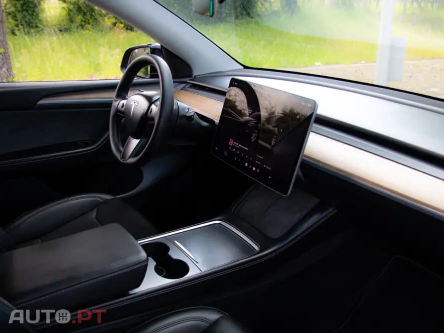 Tesla Model Y Outro