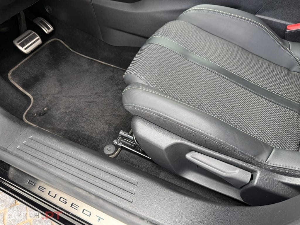 Peugeot 2008 1.2 PureTech GT EAT8