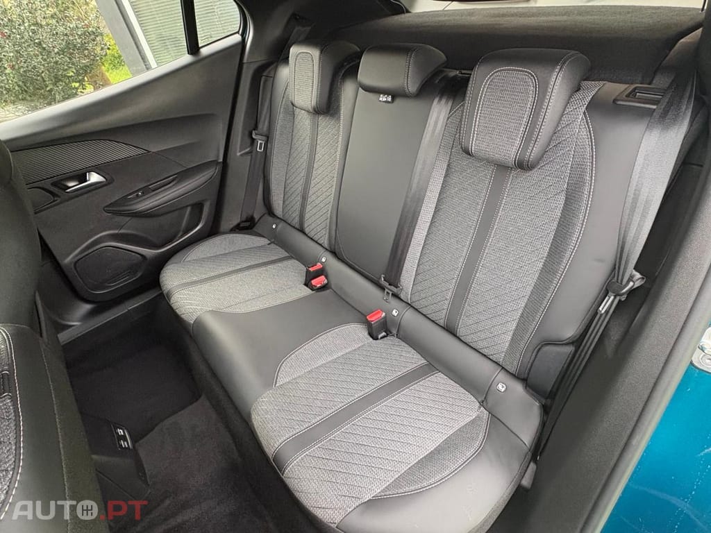 Peugeot E-2008 Allure 54kWH