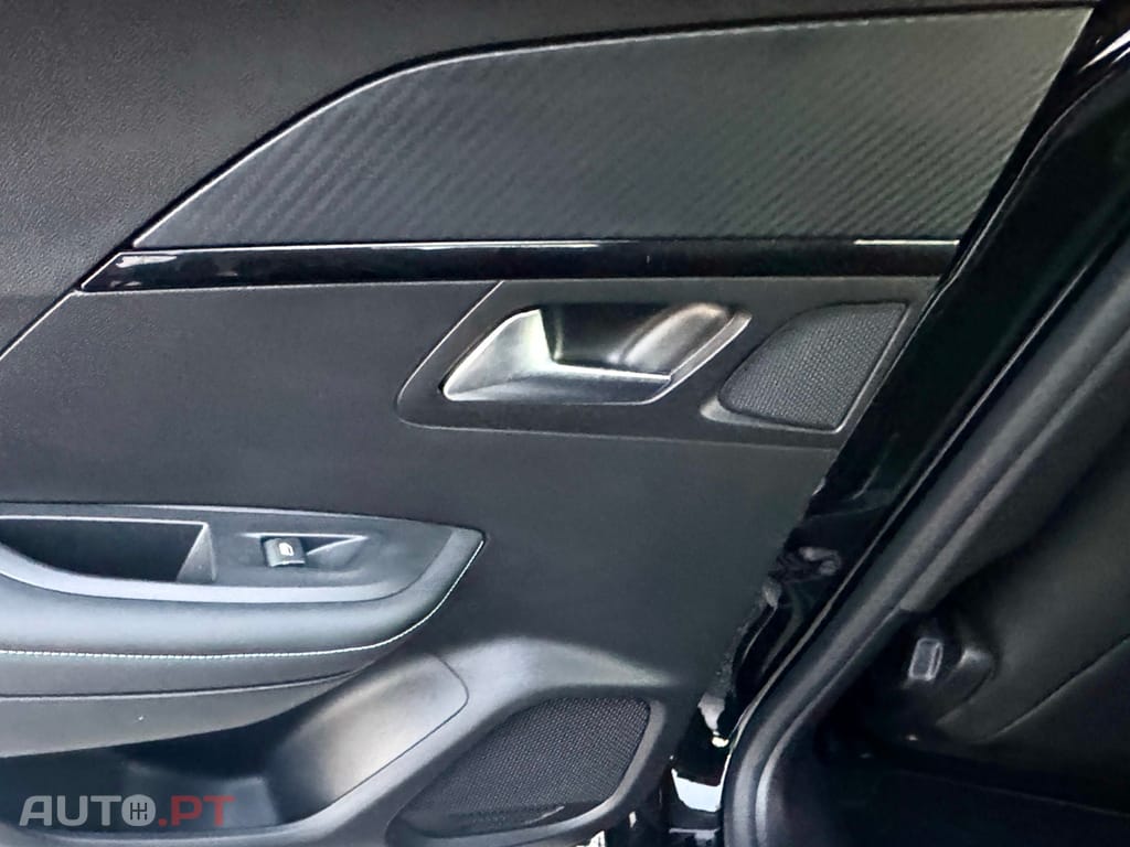 Peugeot E-2008 50 kWh Allure Pack - IVA Dedutivel !!!