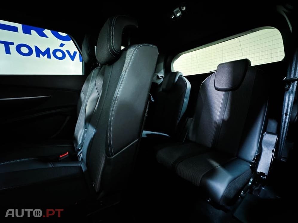 Peugeot 5008 Hybrid 136 E-DCS6