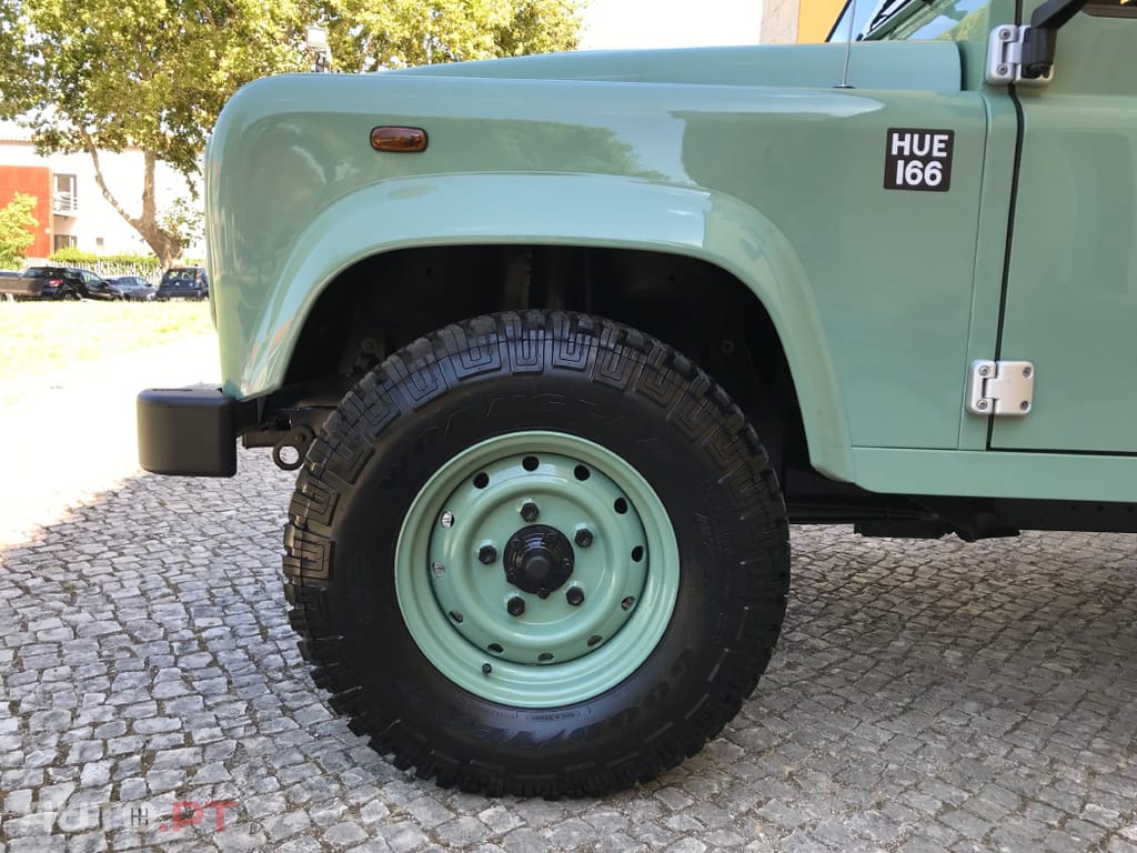 Land Rover Defender TD4 PUMA HERITAGE