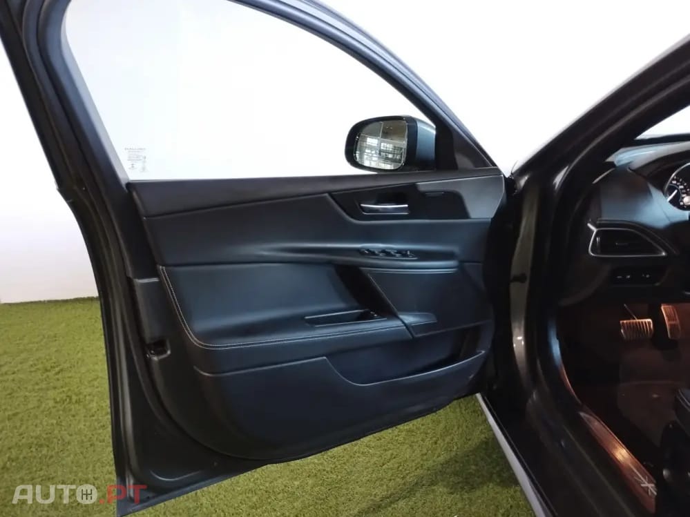 Jaguar XE 2.0 D R-Dynamic SE