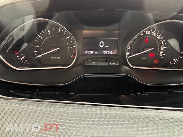 Peugeot 2008 1.2 PURETECH STYLE