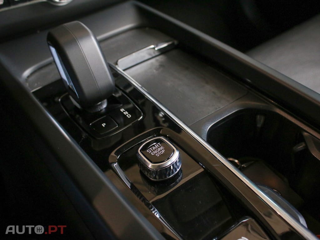 Volvo XC60 2.0 T6 PHEV Plus Dark AWD