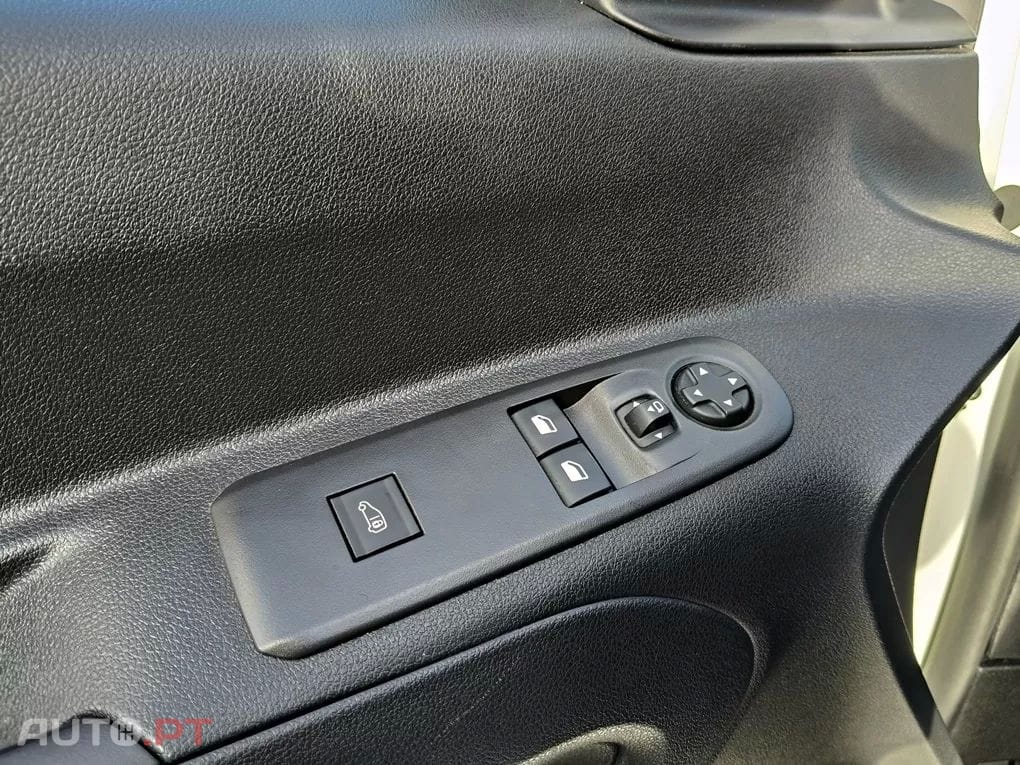 Peugeot Partner 1.2 PRO 110 CV L1H1 -