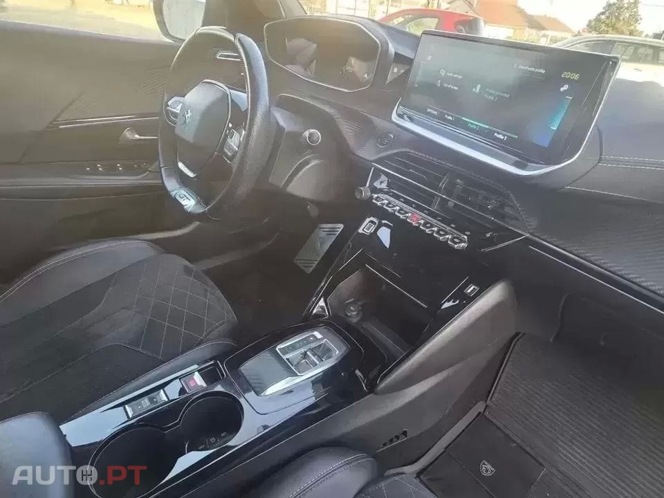 Peugeot e-2008 GT Pack — fotografia 26