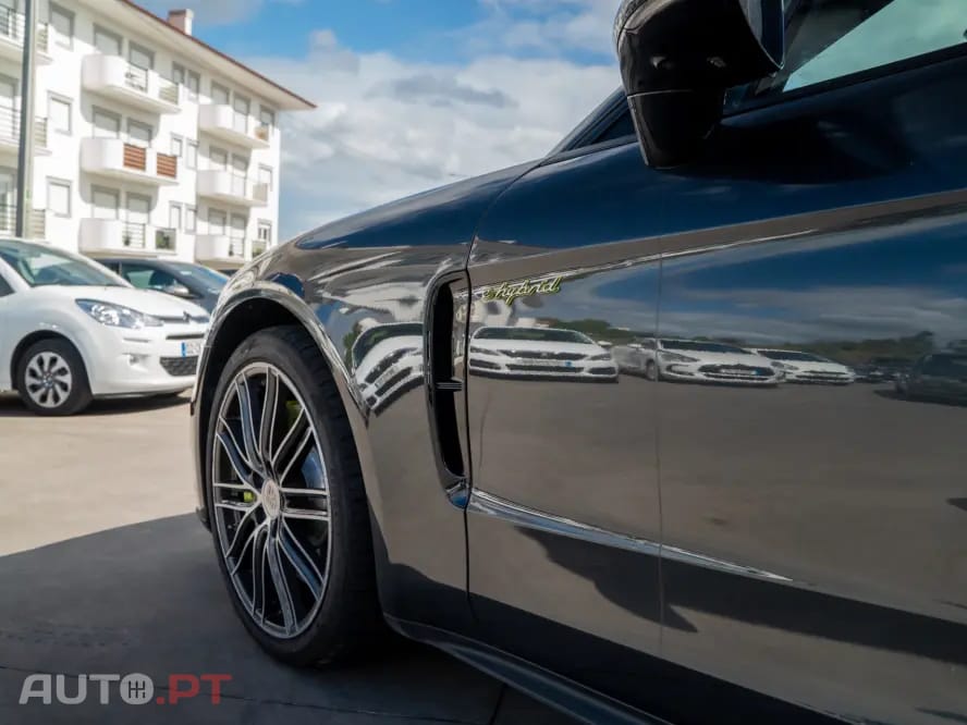 Porsche Panamera 4 E-Hybrid Platinum Edition
