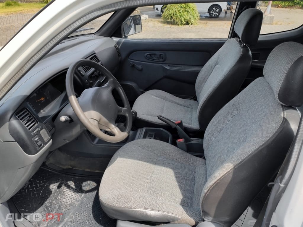Mitsubishi L200 2.5D 4 LUGARES