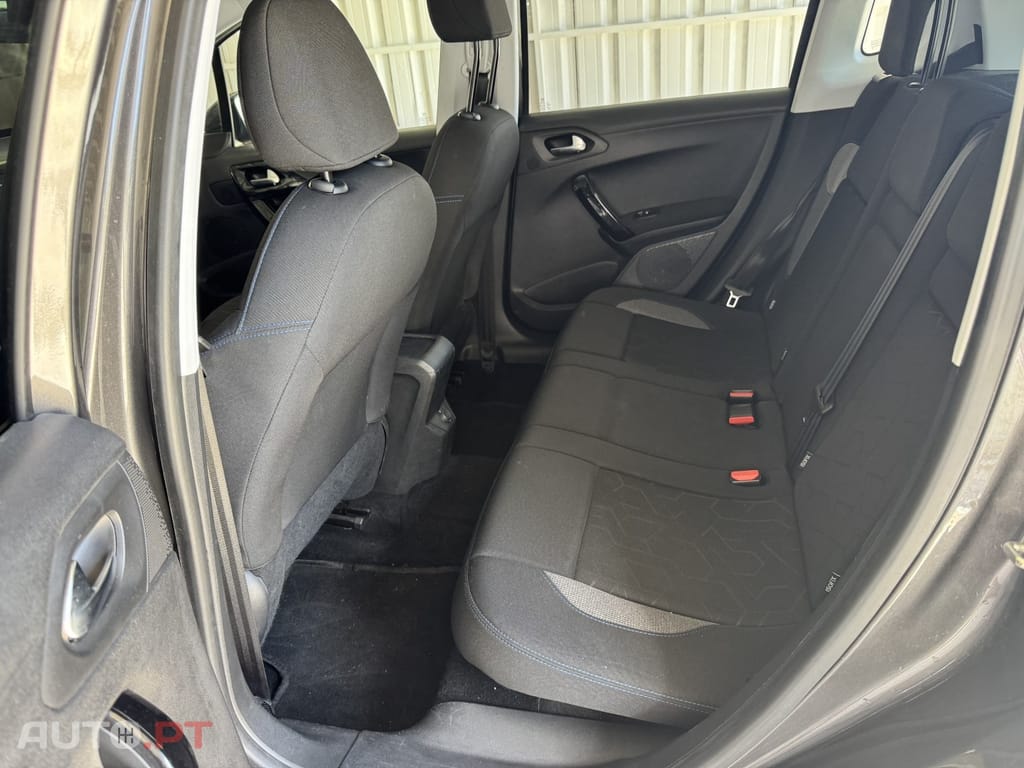 Peugeot 2008 1.2 PureTech Style — fotografia 24